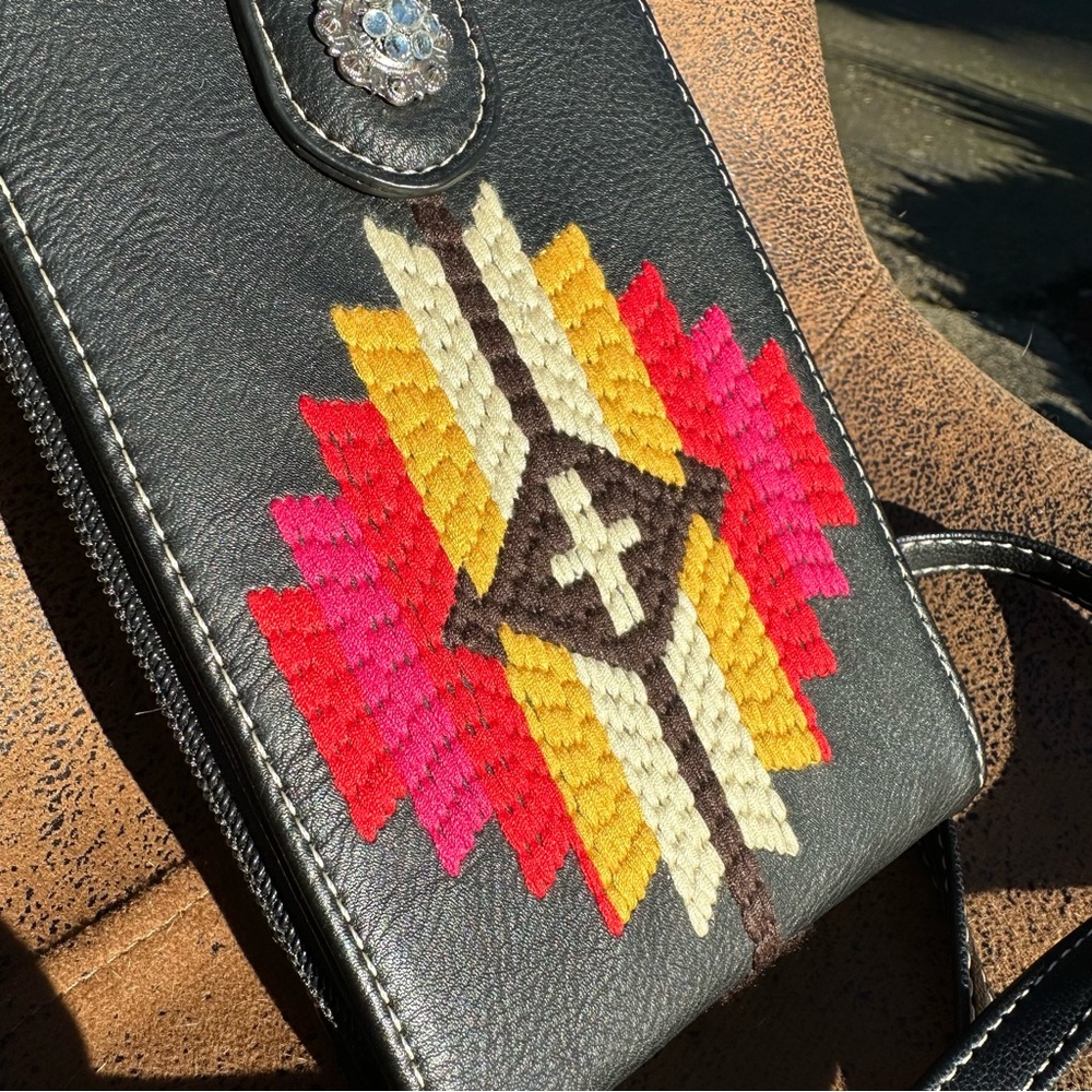 Perfect Rodeo Accessory… Western Wallet/ Phone Crossbody With Rhinestone Concho - Picture 2 of 6
